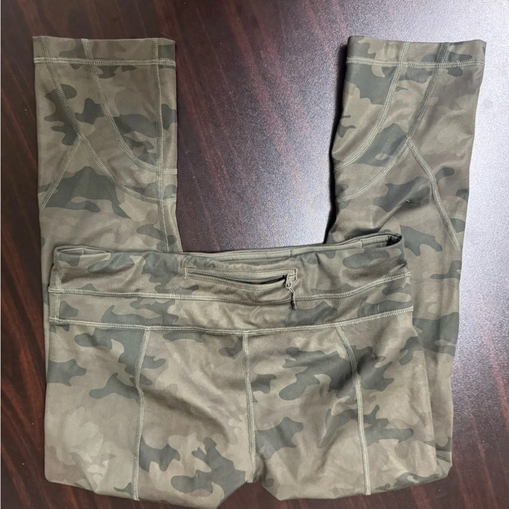 Lululemon sz 6 Camouflage capri Leggings - Picture 5 of 6